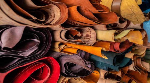 Viele Lederhäute in unterschiedlichen Farben gerollt gestapelt